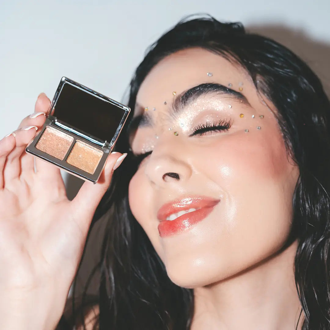 Model using LA MIL SOMBRAS Mini Eyeshadow Palette in the Creamy Sparkle Duo