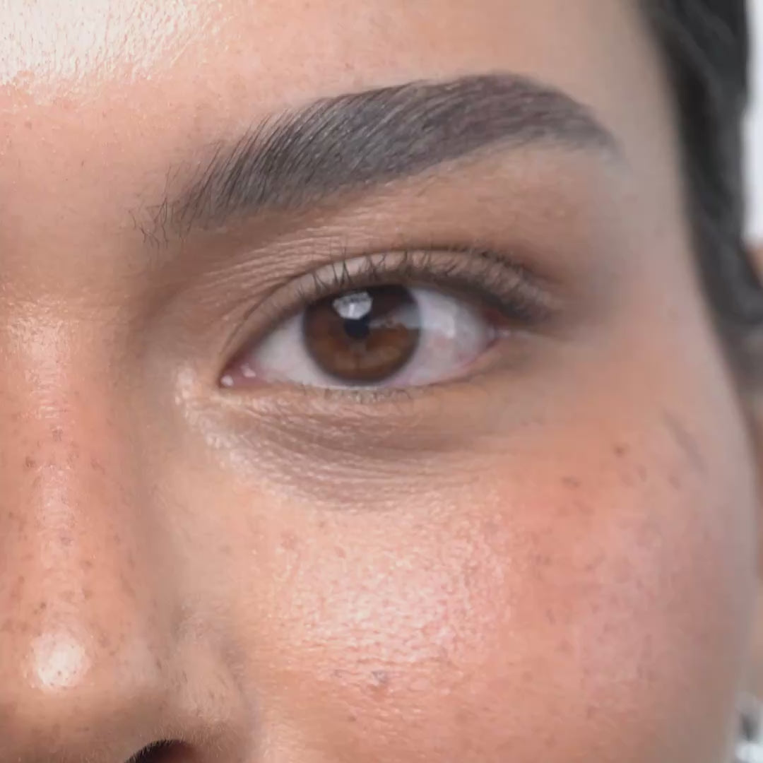 Video of model using Horse lashes mascara black